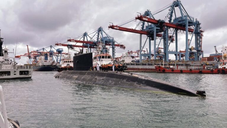 भारत का चीन को उसी की भाषा में जवाब!, साउथ चाइना सी में पहुंचाई सबमरीन, Indian Navy submarine docks in Indonesia