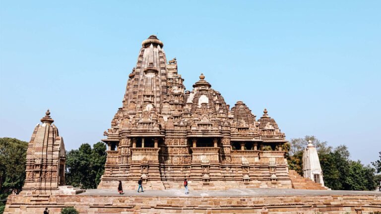 Khajuraho Tourist Attraction: खजुराहो में कहाँ घूमें, क्या खाएं और कहाँ रहे? क्या है मध्य प्रदेश के खजुराहो मंदिर का इतिहास? How to Reach Best Exotic Place Khajuraho?