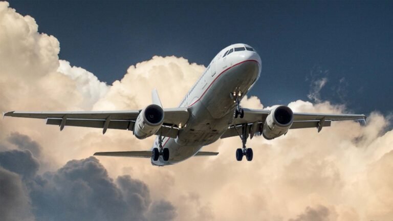 अब भारत में बनेंगे विमान, रूस ने दिया प्लान, क्या करेगें Tata और IndiGo? Sanctions-hit Russia Pitches Manufacture of Civil Jets in India
