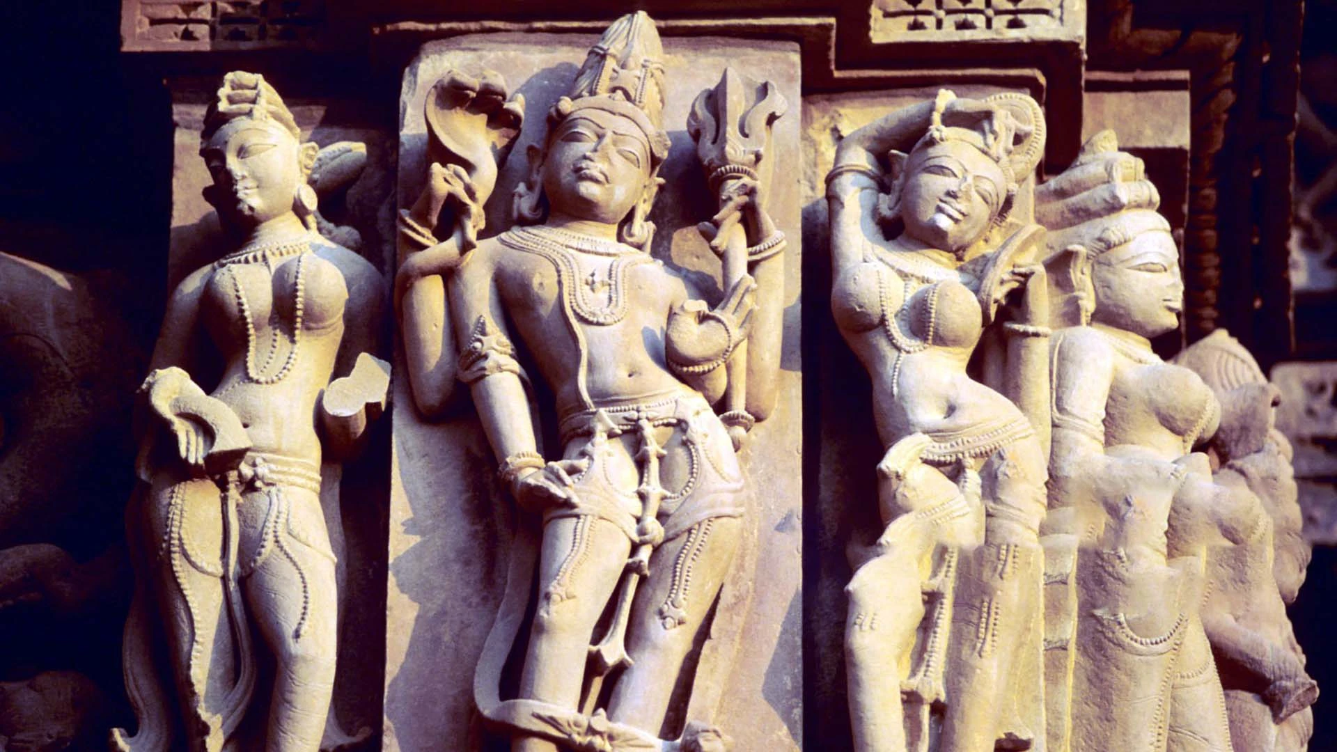 खजुराहो के मंदिर पर 10% कामुक मूर्तियां इस बात का प्रतीक हैं कि आनंद एक सामान्य प्रवृत्ति है, 20 Temples Where S*x is Worshipped, Khajuraho Temple India